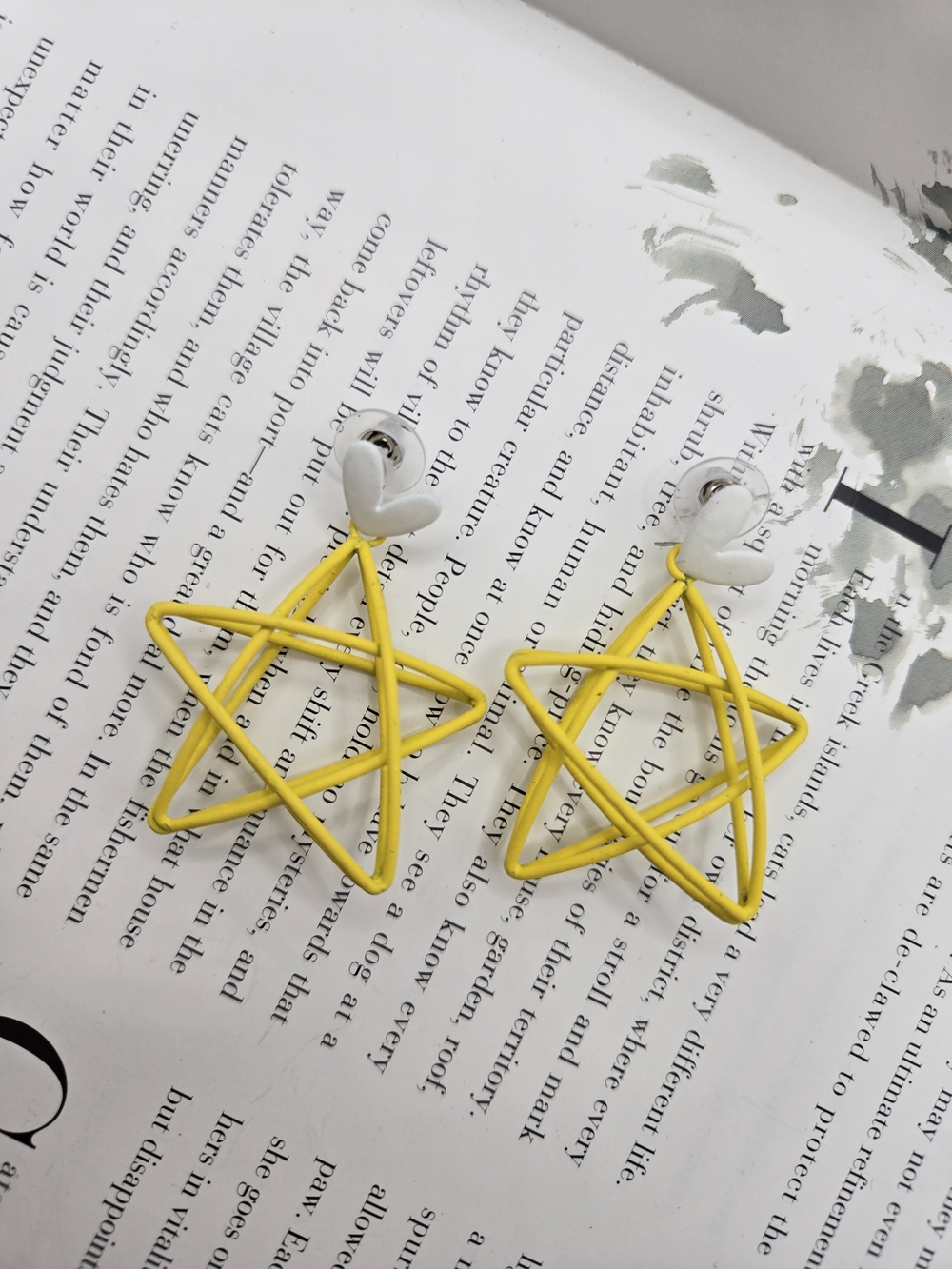 NWOT Yellow Star And Hear Wire Drop Earrings